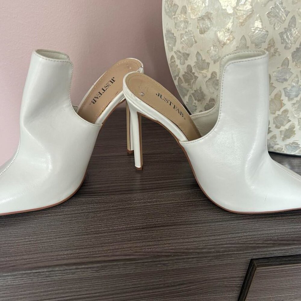 White - Heel - Modern pointed toe with a high stiletto heel 8.5